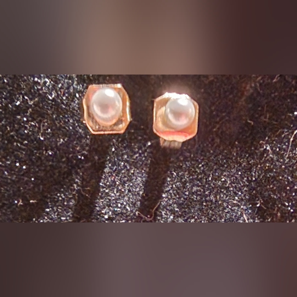 Mini pearl earrings